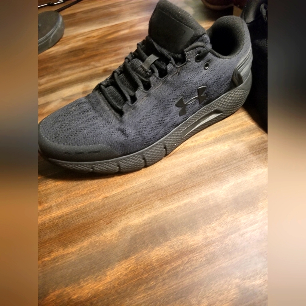 Mes under armor shoes